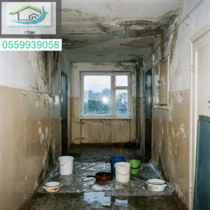 נזילה מהגג בבניין משותף מחייבת פתרון מקצועי ומיידי לפני שהנזק יתפשט.